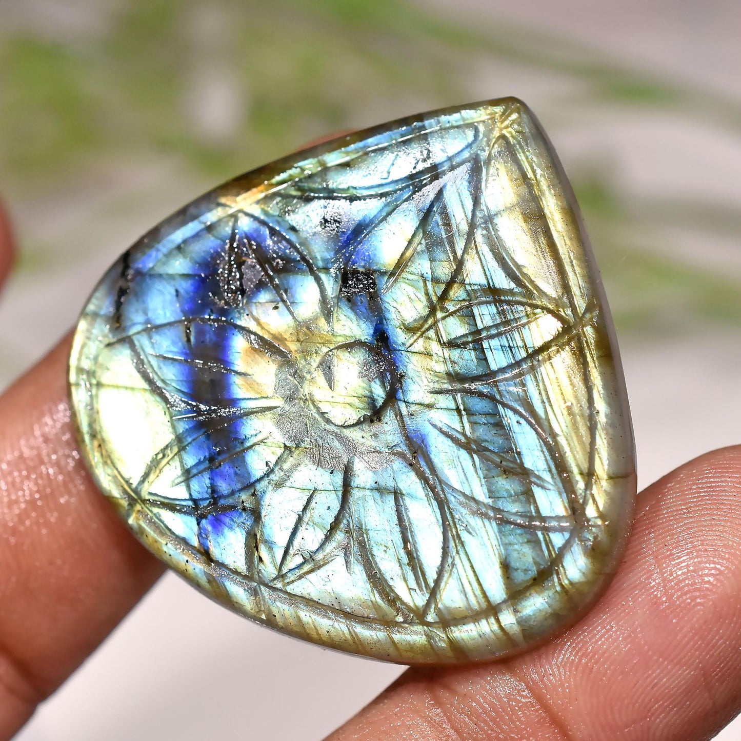 Natural Labradorite Heart Carving – Blue Healing Crystal with Rainbow Flash